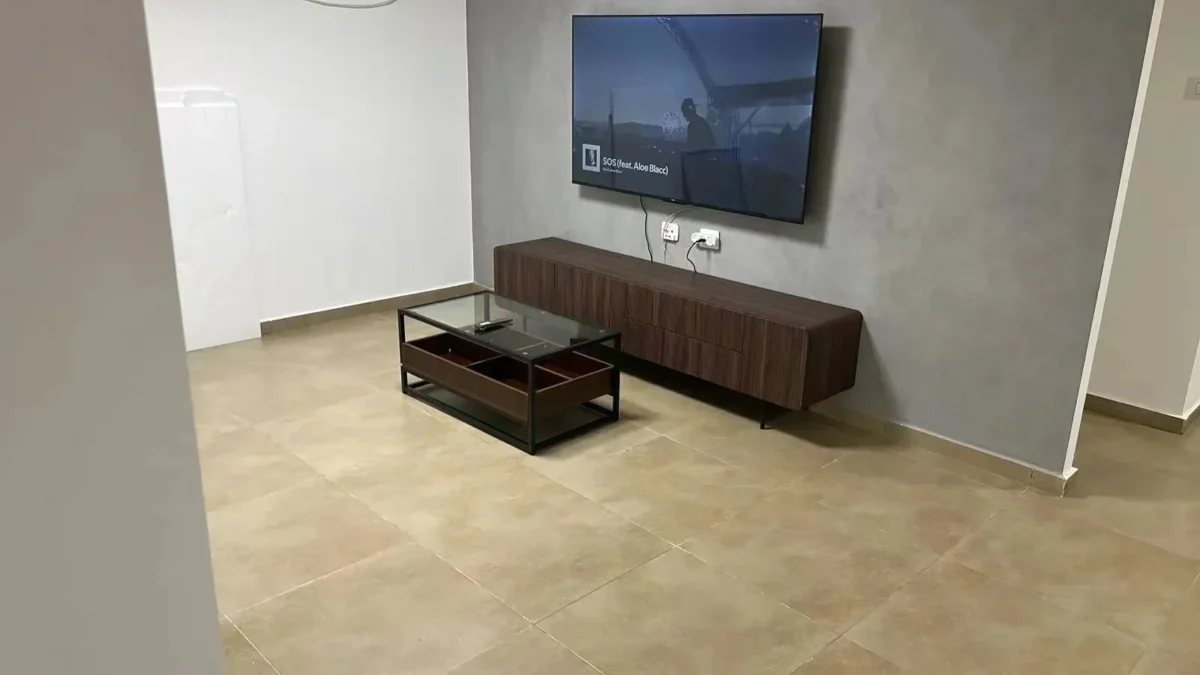 תקריב על פינת מזנון הטלוויזיה בגוון אגוז כהה מזווית נוספת