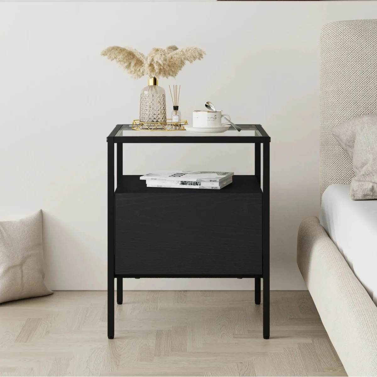שידת לילה שחורה עם משטח זכוכית דגם 3284, מבט קדמי לצד מיטה בחדר שינה
