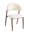 כיסא מרופד לפינת אוכל בד קרם עם רגליים בגוון אגוז כהה, מבט אלכסוני מלפנים