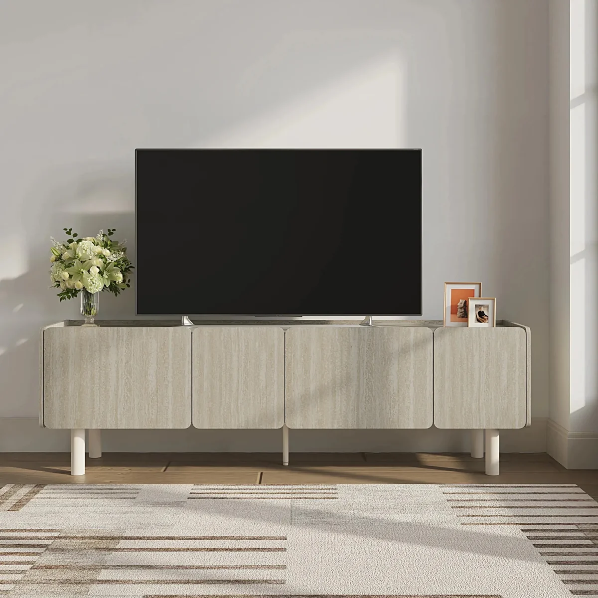 מזנון טלוויזיה דגם 4088 באורך 180 ס״מ בגימור טרוונטין בסלון - מבט קדמי ישיר עם טלוויזיה מונחת עליו
