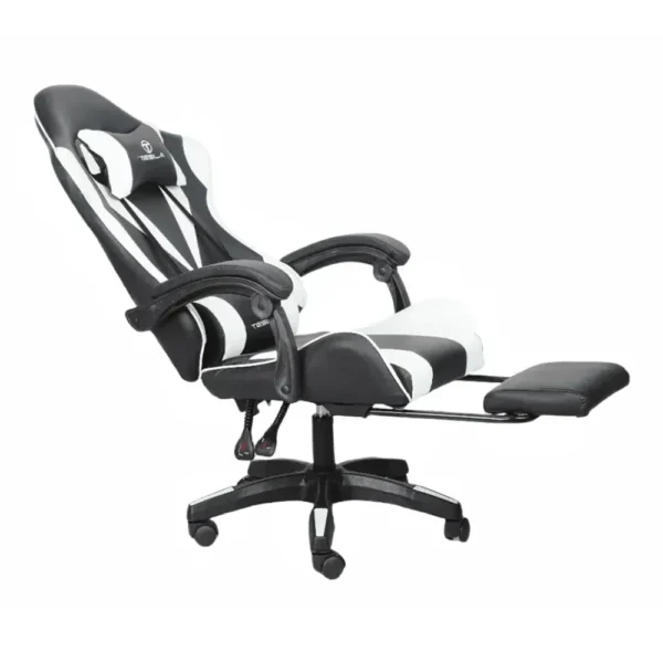 כיסא גיימינג Tesla דגם 7001 בצבע לבן ושחור עם המושב מוטה לאחור והדום הרגליים פתוח – מבט אלכסוני מהצד