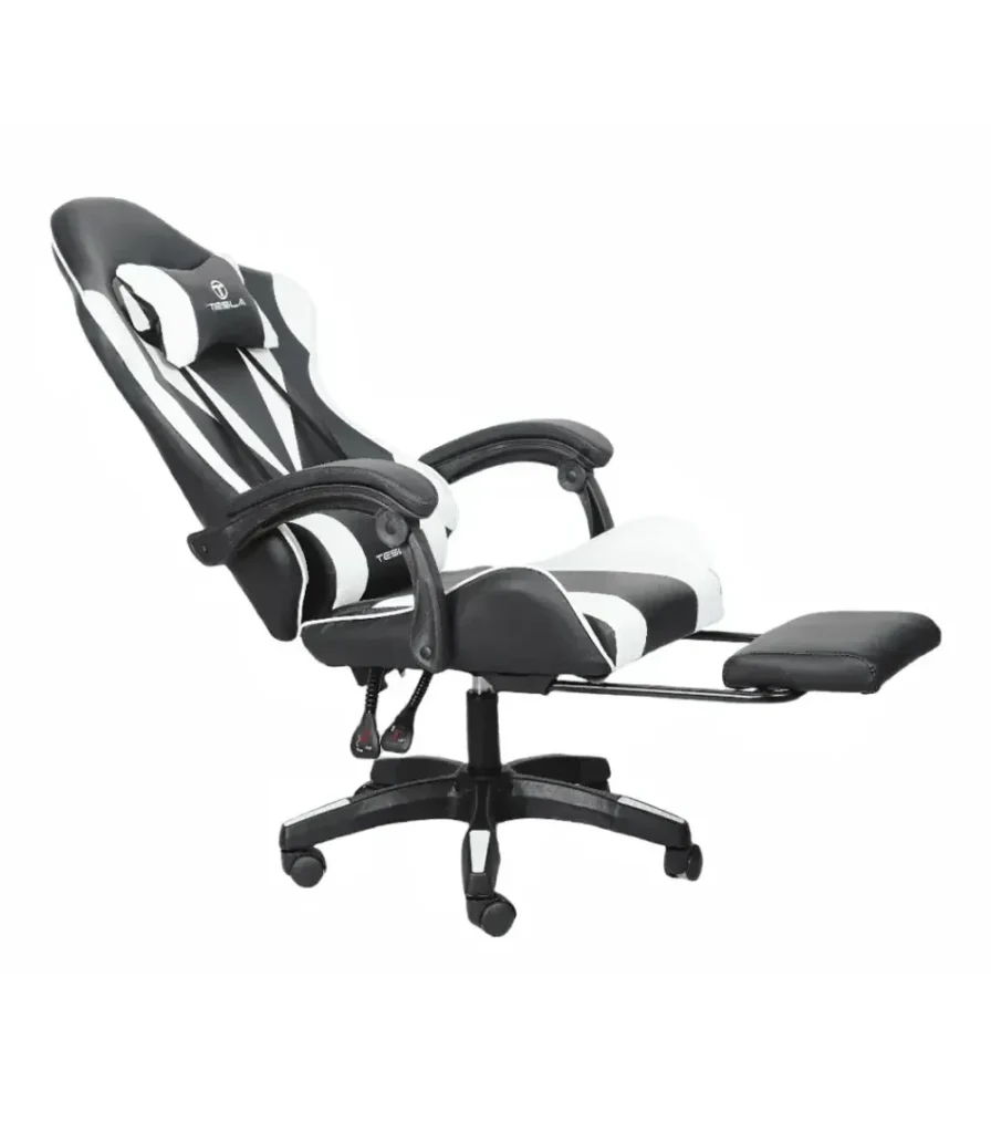 כיסא גיימינג Tesla דגם 7001 בצבע לבן ושחור עם המושב מוטה לאחור והדום הרגליים פתוח – מבט אלכסוני מהצד